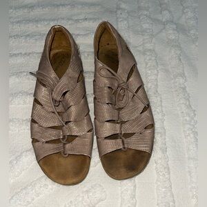 Natural soul Beatrice Women's Tan Sandals size 10